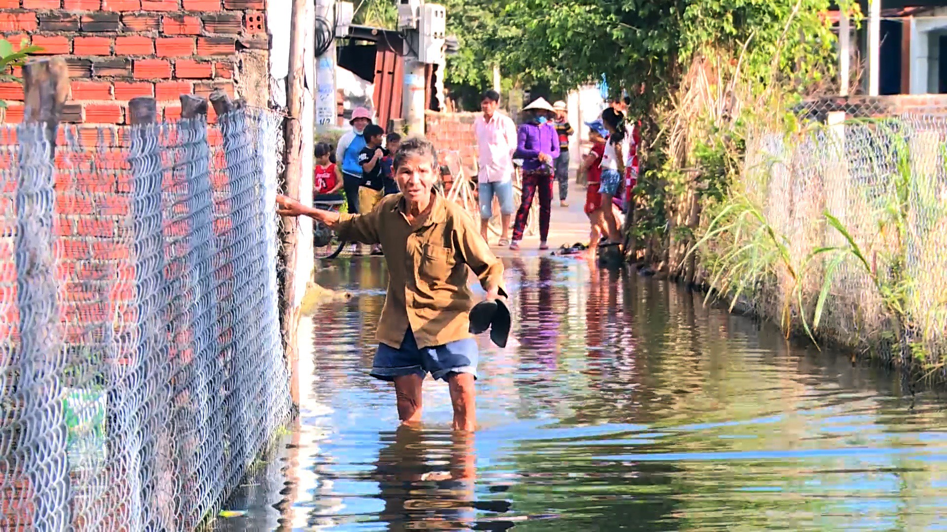 Gần 3 tháng, 40 hộ dân bị nhấn chìm trong lụt lội, ô nhiễm! - Ảnh 4.